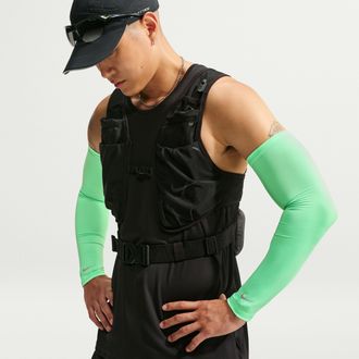 Nike Unisex Dri-FIT Lightweight Sleeves 2.0 in Green | N1004268-318
