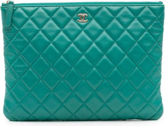 Chanel Clutch O Case media in pelle dagnello trapuntata con battente 2017-2018 - Verde