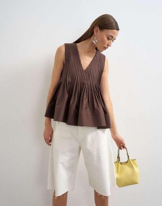 Topshop Top svasato color cioccolato con scollo a V e pinces-Marrone