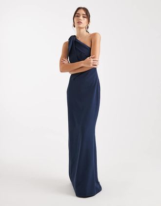 Pretty Lavish Vestito lungo da damigella in crêpe blu navy monospalla con fiocco