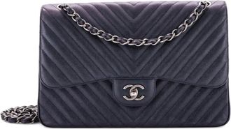 Chanel Classic Double Flap Iridescent Caviar schoudertas met chevron streep - Zwart
