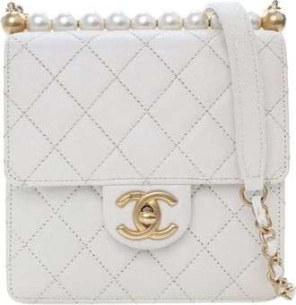 Chanel Borsa a tracolla Chic piccola in pelle di agnello trapuntata con perle e battente 2019 - Bianco