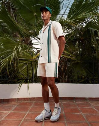 Alma de Ace Alma de Ace - Pantaloncini in maglia beige con righe e logo in coordinato-Bianco