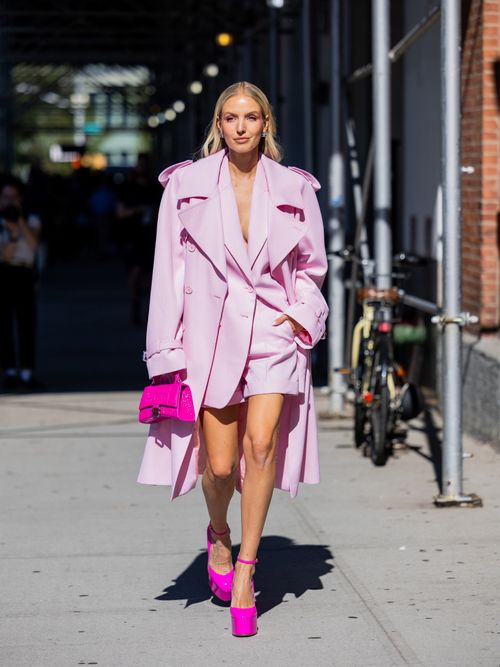 Influencerin Leonie Hanne trägt einen Monochrom Look in Bold Colours