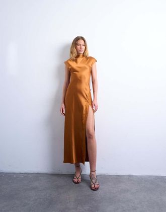 Topshop Vestito lungo in raso color caramello con finiture in pizzo e scollo drappeggiato-Marrone