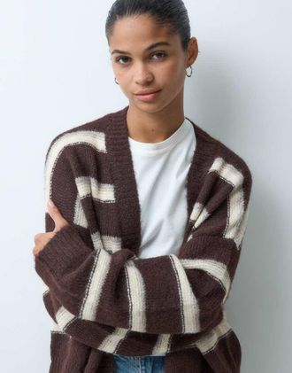 Miss Selfridge cardigan a righe effetto peluche aperto davanti color cioccolato-Marrone