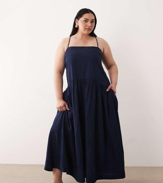 Asos Curve ASOS DESIGN Curve - Vestito grembiule midi in denim lavaggio inchiostro con tasche laterali-Blu