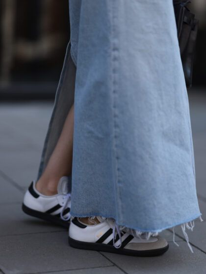 Le sneakers scontatissime da comprare ora e indossare sempre