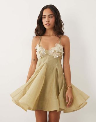 Asos Vestito corto in organza beige con dettaglio floreale sul busto-Giallo