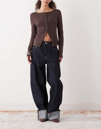 Monki Peggy - Jeans ampi con risvolto lavaggio blu indaco