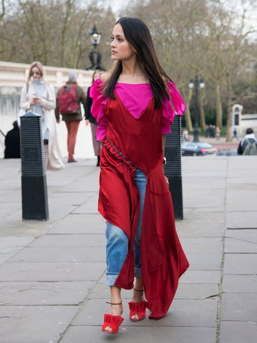 ragazza con jeans su abito