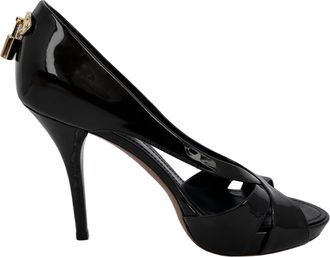 Louis Vuitton Louis Vuitton pumps met open neus en slotdetail in zwart lakleer