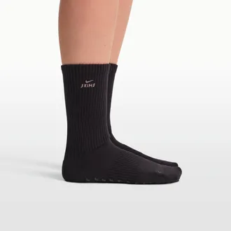 Nike Womens SKIMS Dri-FIT Pilates Grip Crew Socks (1 Pair) in Black | S1016195-024