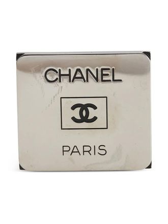 Chanel Spilla placcata in palladio con logo smaltato 1997 - Nero