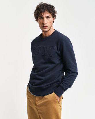 GANT EMBOSSED C-NECK SWEAT, eine erhabene GANT-Grafikpr&auml;gung auf der Brust