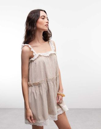 Daisy Street Vestito grembiule corto a balze marrone a righe con bordi in pizzo