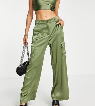 Asos Petite ASOS DESIGN Petite - Cargohose aus Satin in Khaki mit weitem Bein, Kombiteil-Gr&uuml;n