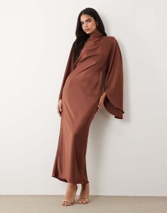 Asos Vestito lungo in raso color cioccolato con scollo a imbuto e maniche oversize-Marrone