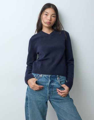 & Other Stories maglione lavorato a maglia con scollo a V in lana blu navy