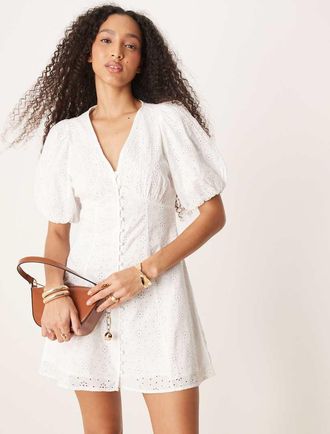 Gina Tricot Gina Tricot - Vestito corto a maniche lunghe bianco sporco in pizzo sangallo con scollo a V