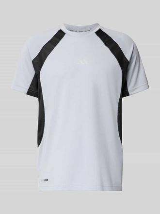 adidas T-Shirt mit Label-Print in Mittelgrau, Größe XXL