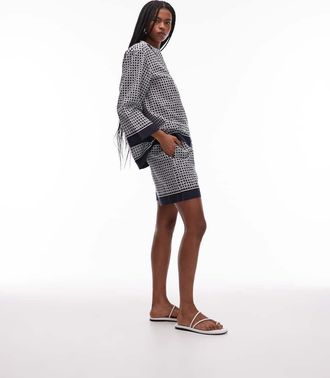 Arket Pantaloncini da mare ampi blu con stampa fantasia astratta