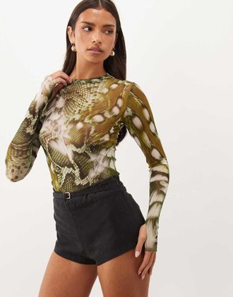 AFRM Kaylee top a maniche lunghe in rete con girocollo stampa serpente verde scuro