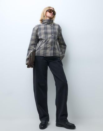 Object Trench taglio corto double-face marrone a quadri con collo a imbuto
