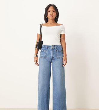 Asos Petite ASOS DESIGN Petite - Jeans a vita alta con fondo ampio blu medio con tasche sul davanti