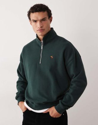 Abercrombie & Fitch Felpa verde con logo sul petto e zip corta