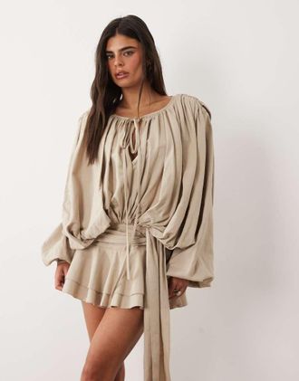 Lioness Elements Petite vestito corto beige con drappeggio, maniche a palloncino e vita con nodo in misto lino-Neutro