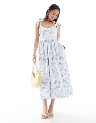 French Connection Vestito midi a fiori blu e crema con spalline allacciate