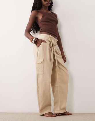 Asos Pantaloni affusolati con vita paperbag color &eacute;cru-Bianco