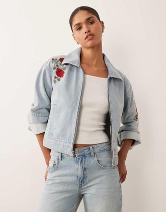 Abercrombie & Fitch Giacca di jeans lavaggio blu chiaro con fiori ricamati