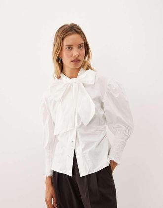 Ghospell Vittoria blusa oversize in misto cotone con fiocco e maniche arricciate bianca-Bianco