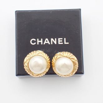 Chanel Vintage Round Clip-On Earrings Metal With Faux ivory _Plated Earrings Jewelry (Pre-Owned)