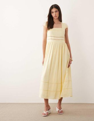 Nobody's Child Jessy - Vestito midi giallo con scollo squadrato e maniche ad aletta in misto lino con dettagli in pizzo pizzo