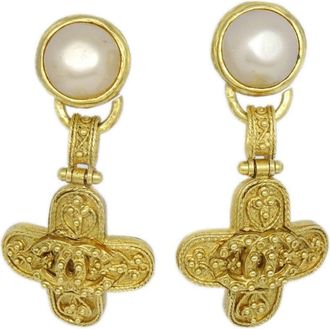 Chanel 1994 CC faux-pearl clip-on earrings - women - Gold Plated/Resin - One Size