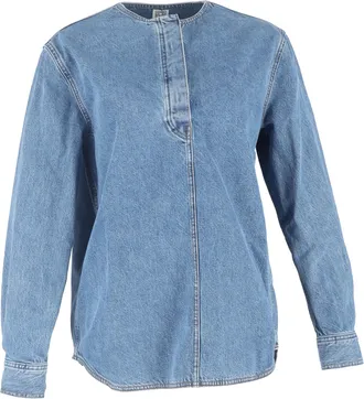 Toteme kraagloze blouse in blauwe denim