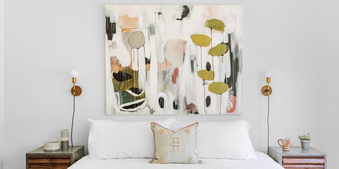 Schlafzimmer mit einem sehr kunstvollen Gemälde über dem Bett.