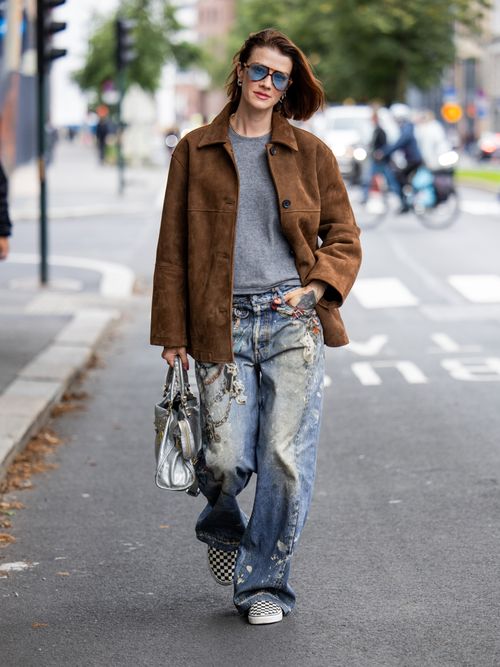 Marianne Theodorsen trägt eine braune Wildlederjacke mit grauem T-Shirt und Jeans in Oslo.