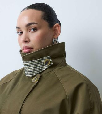 Asos Curve ASOS DESIGN Curve trench con dettaglio mantella e fodera a quadri in khaki-blu navy