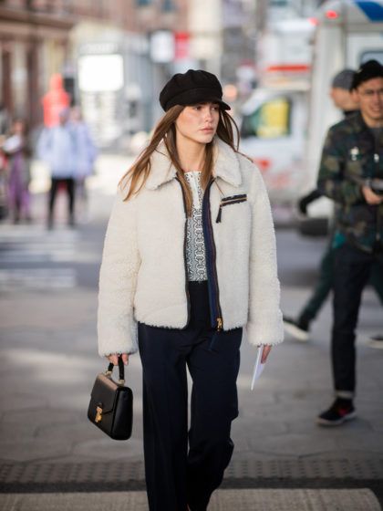 Pecorelle chic, a rapporto! Sembra impossibile, ma la felpa di pile è il nuovo must-have