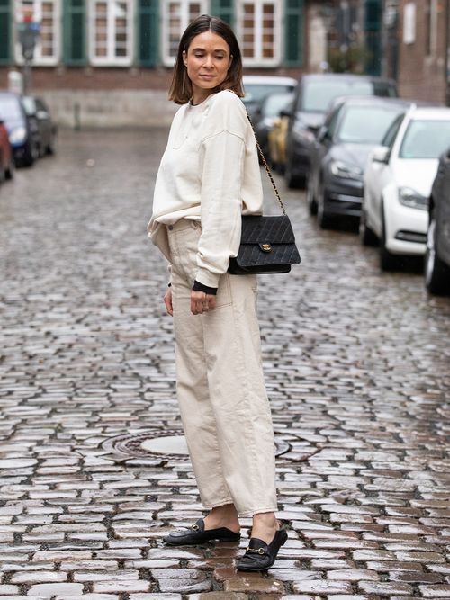 Streetstyle ganz in weiß mit schwarzen Loafers und einer Chanel Tasche.
