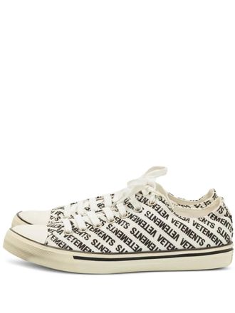 VETEMENTS Sneakers met logoprint - Wit