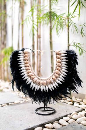 OEM Adorno De Plumas Y Conchas De Pap&uacute;a Negra