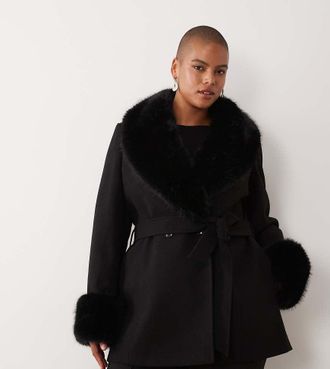 Forever New cappotto corto con bordo in pelliccia sintetica e cintura, nero