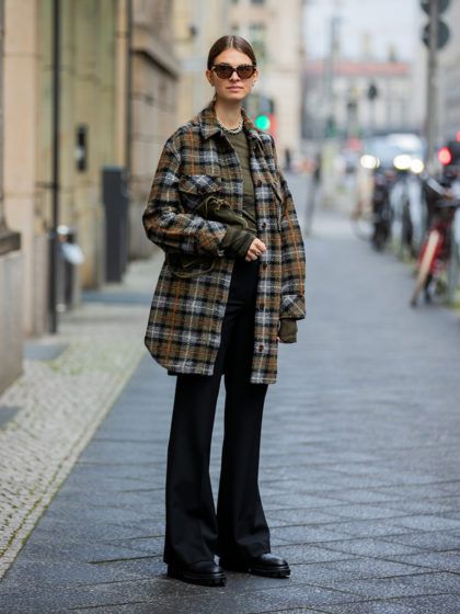 I pantaloni a zampa anti skinny sono i più trendy del momento! Ecco come abbinarli