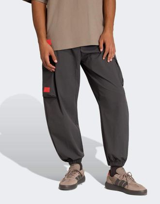 adidas Audi Formula One Team Elevated - Pantaloni in tessuto nero multitasche/rosso hi-res