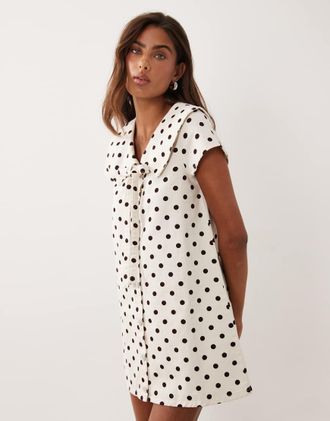 Miss Selfridge Vestito corto in denim color crema con colletto e dettaglio allacciato-Bianco